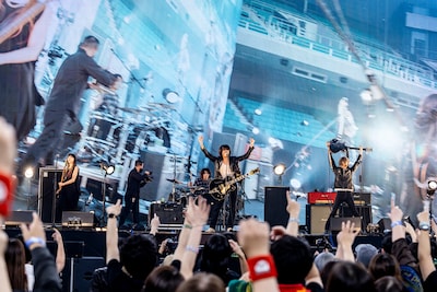 「a flood of circle 20周年記念公演 “LIVE AT 日本武道館”」の様子。（Photo by Viola Kam [V'z Twinkle]）