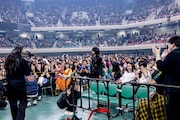 観客を驚かせながらステージへと向かう佐々木亮介（Vo, G）。（Photo by Viola Kam [V'z Twinkle]）