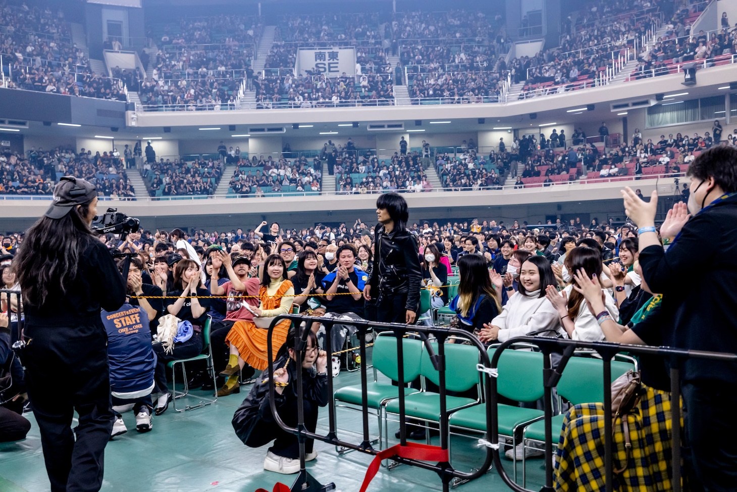 観客を驚かせながらステージへと向かう佐々木亮介（Vo, G）。（Photo by Viola Kam [V'z Twinkle]）