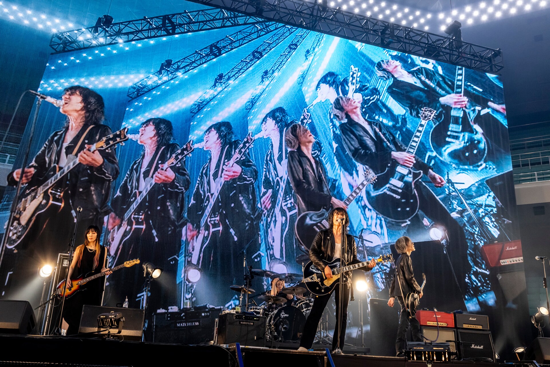 a flood of circle 20周年記念公演 “LIVE AT 日本武道館”」の様子