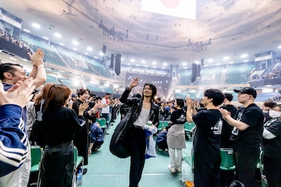 汗だくのままステージを去る佐々木亮介（Vo, G）。（Photo by Viola Kam [V'z Twinkle]）