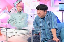 左から佐久間大介（Snow Man）、日村勇紀（バナナマン）。©︎日本テレビ