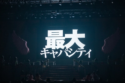 映像を使って重大発表を行うきゅるして。