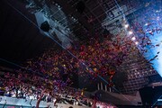 盛大に放たれた銀テープ。