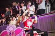 トロッコに乗って声援に応える島村嬉唄（左）と逃げ水あむ（右）。