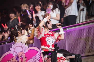 トロッコに乗って声援に応える島村嬉唄（左）と逃げ水あむ（右）。