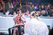 トロッコでアリーナを回るチバゆな（左）と島村嬉唄（右）。