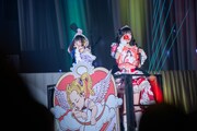 トロッコでアリーナを回る環やね（左）と逃げ水あむ（右）。