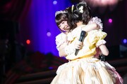 涙を我慢して後ろを向く島村嬉唄を抱きしめるチバゆな。