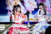 涙をこらえながらメンバーのコメントを聞く逃げ水あむ（左）と環やね（右）。