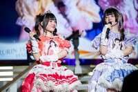 涙をこらえながらメンバーのコメントを聞く逃げ水あむ（左）と環やね（右）。