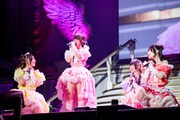 自分のパートを歌っているうちに涙が出てきたチバゆな（左から2番目）とそれを見守るきゅるしてメンバー。