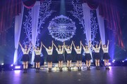 ライブを終え、客席のファンに向かって挨拶をする高嶺のなでしこ。（撮影：林晋介）
