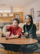 宇多田ヒカルと佐藤健のテトリス対決の様子。©Co-LaVo Inc.