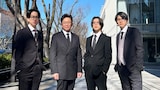 スーツとメガネでキメた横山裕（SUPER EIGHT）、城島茂、松島聡（timelesz）、髙地優吾（SixTONES）。©日本テレビ