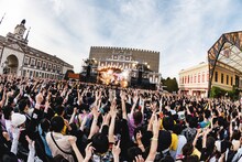 ヤバイTシャツ屋さんが今年も志摩スペイン村に帰ってきた！3年目の「タンクフェス」初日に堂々宣言「一生続けよう」