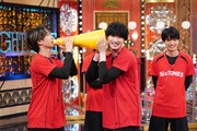 「Golden SixTONES」の名物企画「回転レシーブ球児」に挑戦中のSixTONES。©日本テレビ