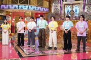 「24時間テレビ49-愛は地球を救う-」のチャリTシャツを着た水卜麻美（日本テレビアナウンサー）とSixTONES。©日本テレビ