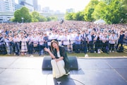 中之島公園 芝生広場に詰めかけた観客と集合写真を撮る絢香。（撮影：渡邉一生）