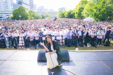 絢香が10年ぶり大阪凱旋フリーライブ、代表曲や新曲で7000人魅了　広大な空に突き抜けた歌声
