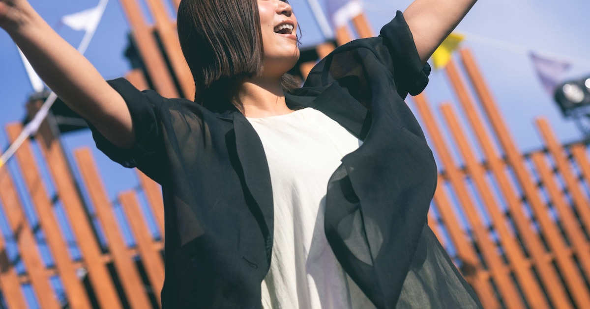 絢香が10年ぶり大阪凱旋フリーライブ、代表曲や新曲で7000人魅了 広大な空に突き抜けた歌声