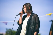 絢香が10年ぶり大阪凱旋フリーライブ、代表曲や新曲で7000人魅了　広大な空に突き抜けた歌声