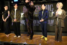 「GOLDEN MIC」プレスカンファレンスの様子。左からMaRI、STUTS、Zeebra、せいや（霜降り明星）、Charlu。