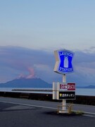 鹿児島でのドライブの際、窓の外の夕焼けを見て、思わず車を停めたコンビニの駐車場から。