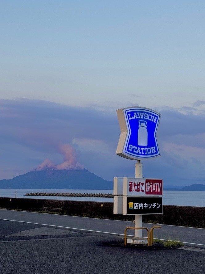 鹿児島でのドライブの際、窓の外の夕焼けを見て、思わず車を停めたコンビニの駐車場から。