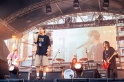 HIROKI（Vo / ORANGE RANGE）とヤバイTシャツ屋さん。（Photo by MASANORI FUJIKAWA）