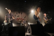 ザ・クロマニヨンズが56公演の47都道府県ツアー完走、新たなライブアルバム発売決定