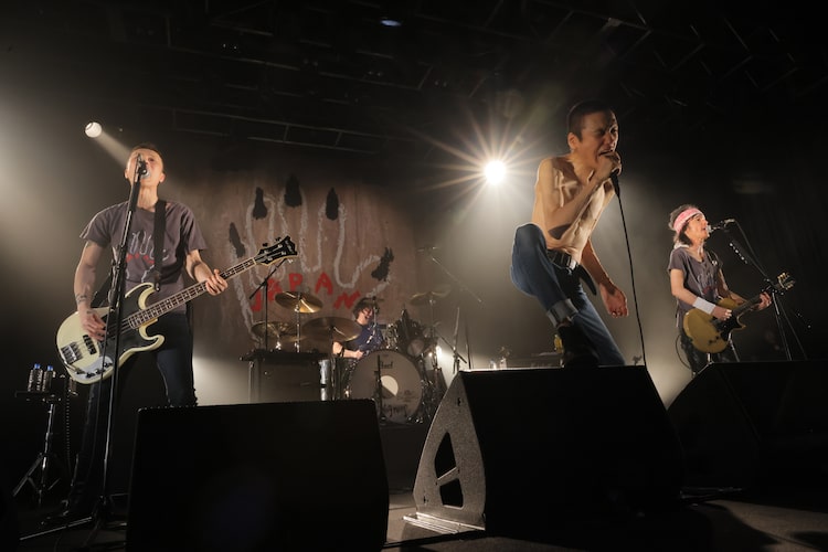 ザ・クロマニヨンズが56公演の47都道府県ツアー完走、新たなライブアルバム発売決定