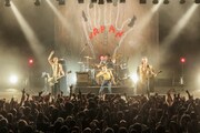 「ザ・クロマニヨンズ ツアー JAMBO JAPAN 2025-2026」沖縄公演の様子。（撮影：柴田恵理）