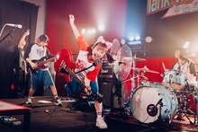 ヤバイTシャツ屋さんが四星球やHEY-SMITHとコラボ！3度目の志摩スペイン村ライブも大成功
