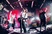 シンガーズハイとヤバイTシャツ屋さん。（Photo by toya）
