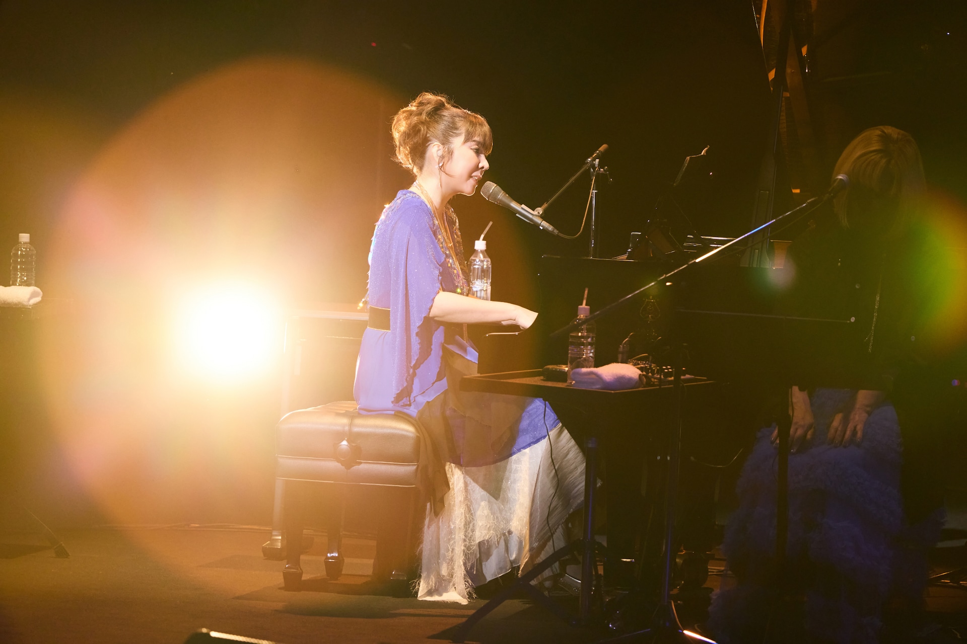 岡本真夜がデビュー記念日に聴かせた“singer-songwriter”の矜持、中山美穂への思いも歌に乗せて