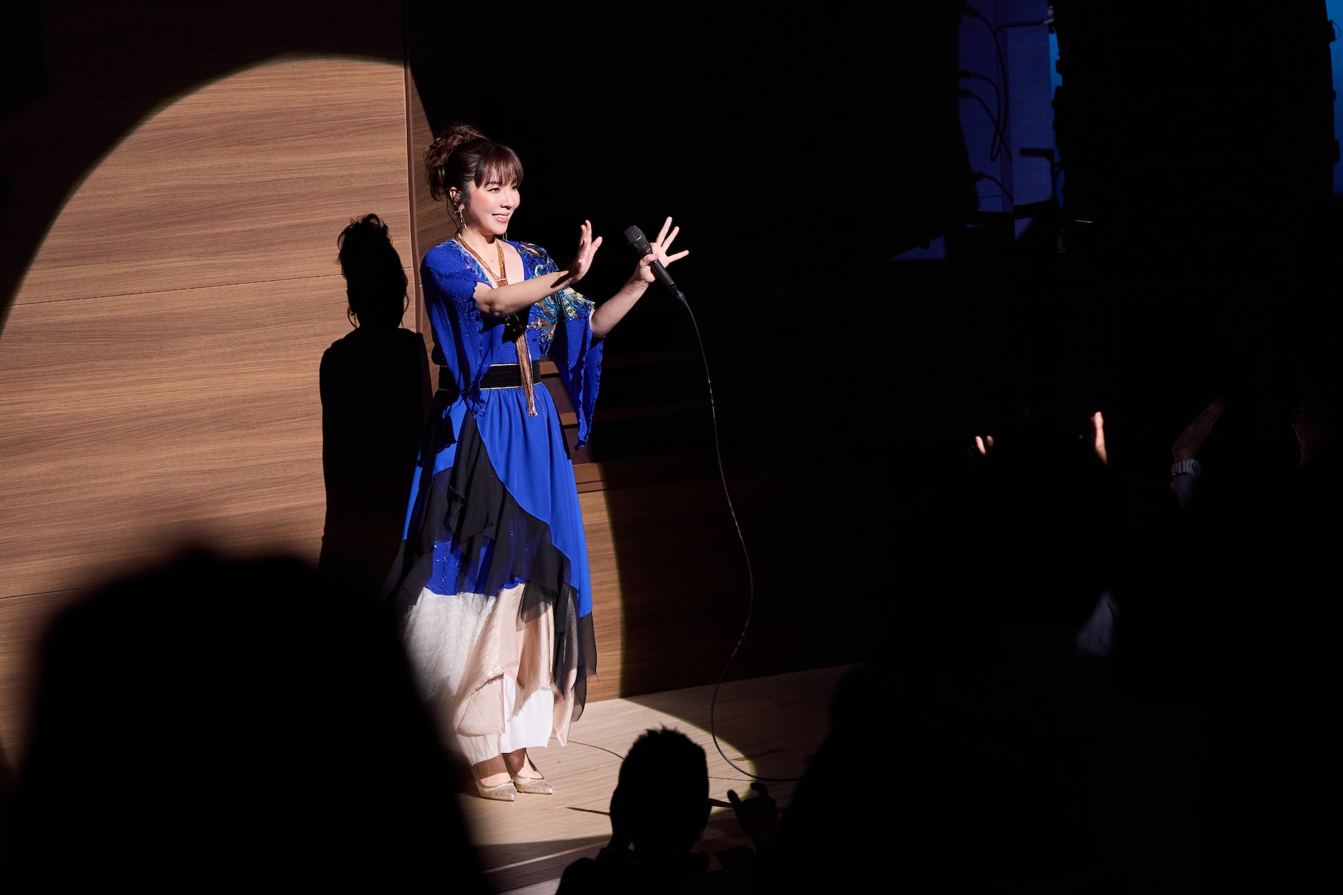 岡本真夜がデビュー記念日に聴かせた“singer-songwriter”の矜持、中山