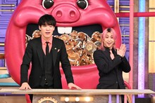 川島明（麒麟）と佐久間大介（Snow Man）。©︎TBS