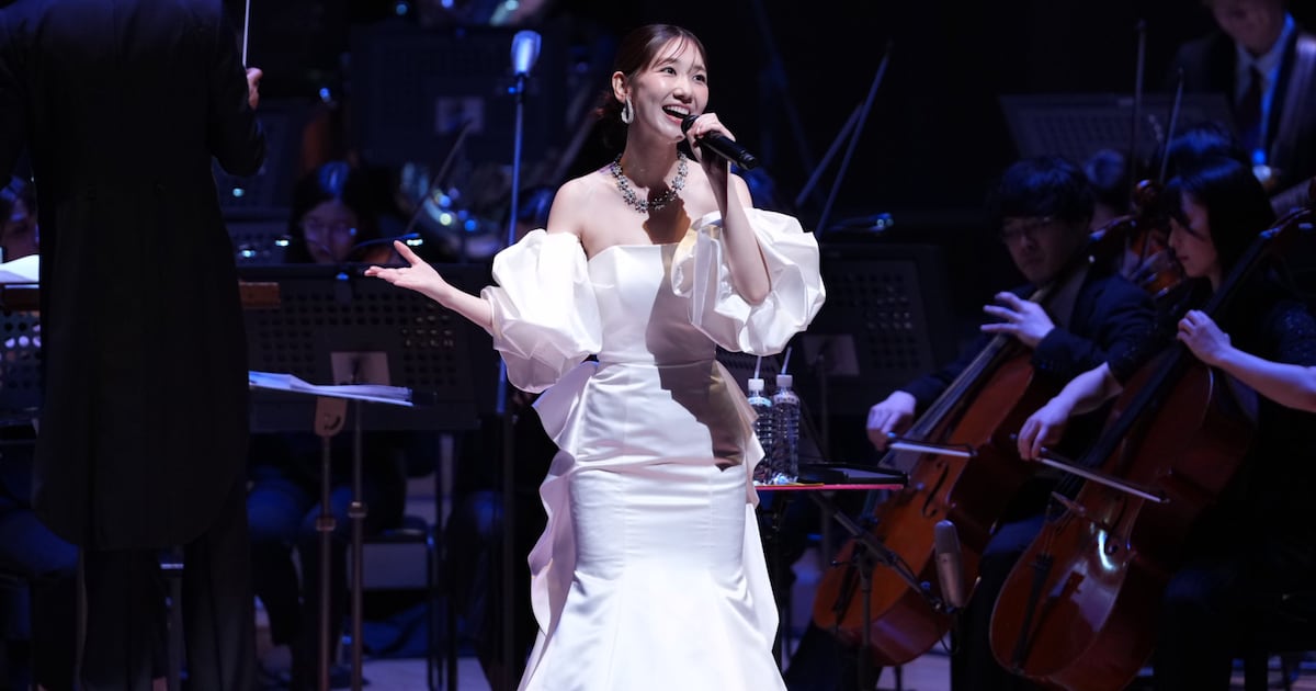 柏木由紀がオーケストラコンサート開催、古巣の楽曲を壮大アレンジで披露 村山彩希とデュエットも