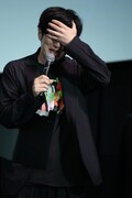 頭を抱える遠山大輔（グランジ）。