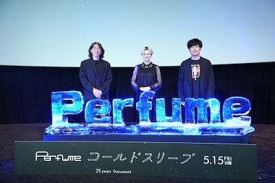 左から佐渡岳利監督、ホラン千秋、遠山大輔（グランジ）。