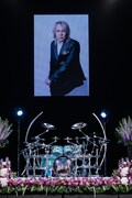 YAMAHA製の真矢ドラムセットと真矢のアーティスト写真。