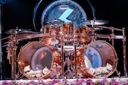 2025年東京ドーム公演のドラムソロで使用された真矢のドラムセット。バスドラの中にはミュートのためにかわいいぬいぐるみが。
