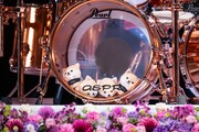 バスドラの中のかわいいぬいぐるみ。