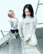 「YOASOBI UT」を着用したYOASOBI。