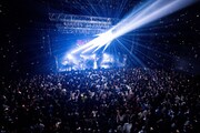 IOのパフォーマンス中の様子。（Photo by Yukitaka Amemiya）
