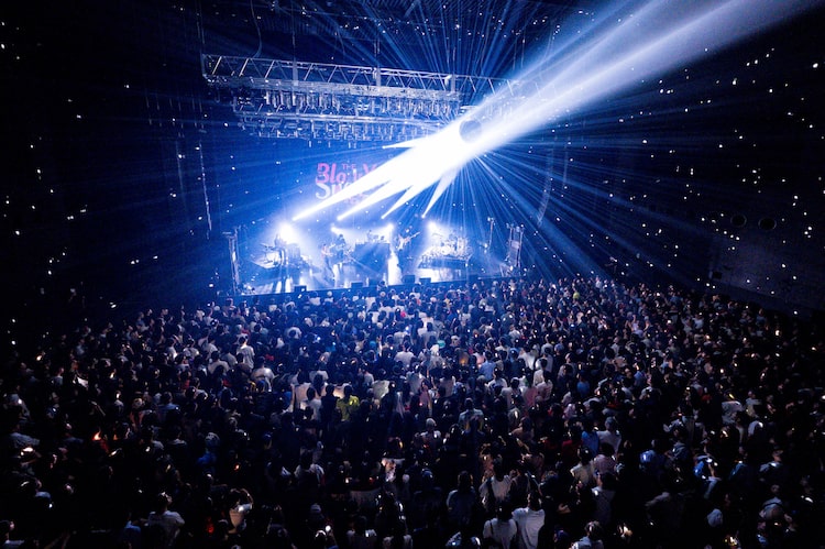 IOのパフォーマンス中の様子。（Photo by Yukitaka Amemiya）