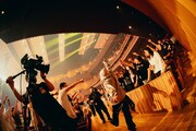アンコールの「OVERLOAD」で客席を駆け抜けるYOSUKE（Vo）。（撮影：キョートタナカ）