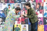 握手を交わす美川憲一とコロッケ。