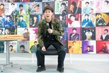 スクワットを実演する美川憲一。